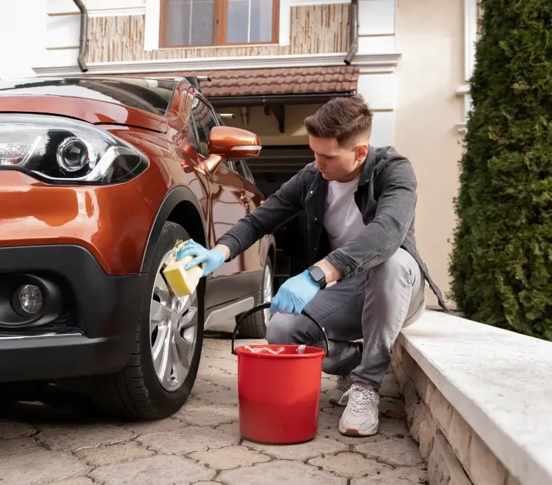 Lavage auto à domicile Charavines : professionnel intervenant sur un véhicule